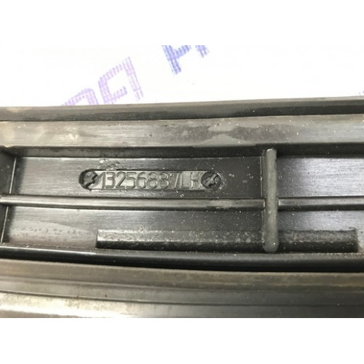 Ущільнювач скла задніх лівих дверей Opel Insignia Wagon 2008-2017 13256887
